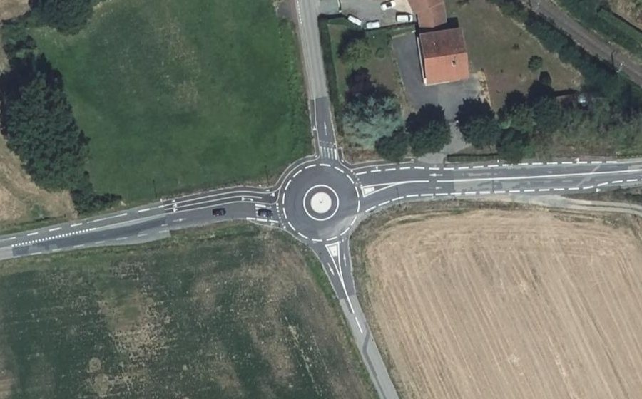 Vue aérienne du Rond-point anonyme n°1084152464