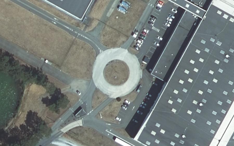 Vue aérienne du Rond-point anonyme n°1084255416