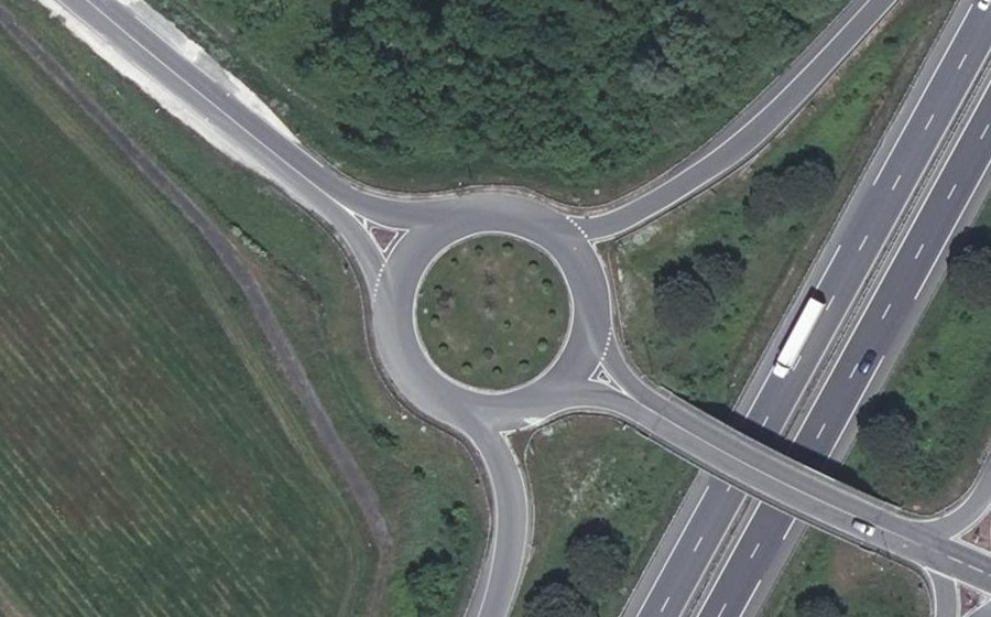 Vue aérienne du Rond-point anonyme n°108437406