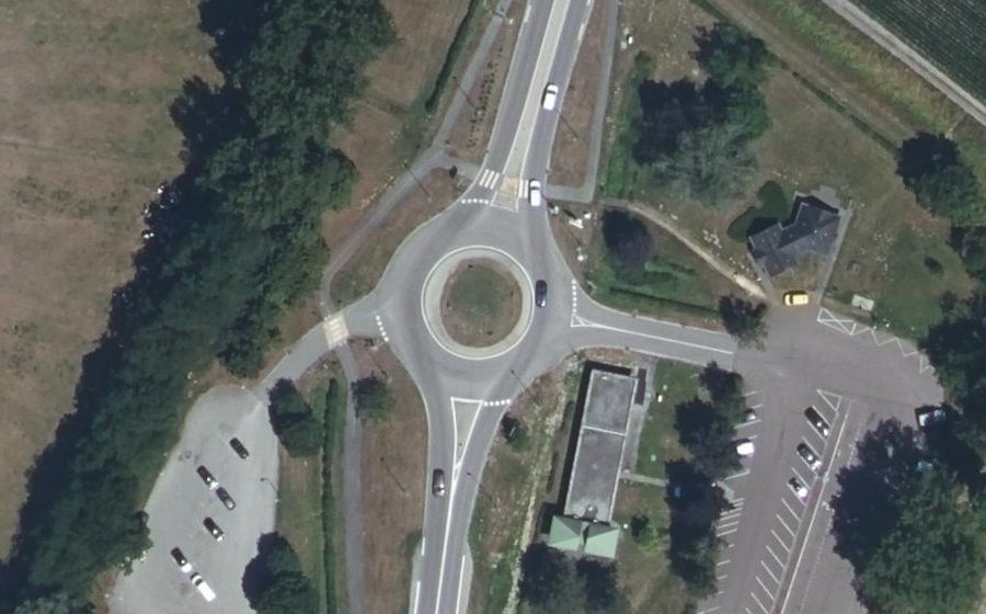 Vue aérienne du Rond-point anonyme n°108442693