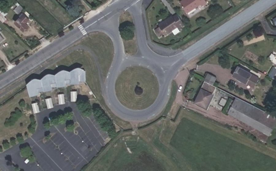 Vue aérienne du Rond-point anonyme n°108443216