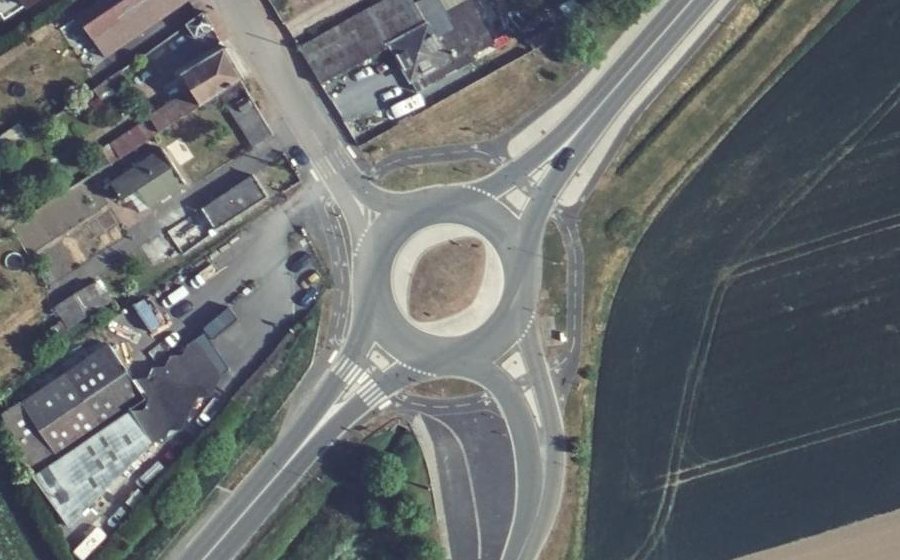 Vue aérienne du Rond-point anonyme n°1084578045