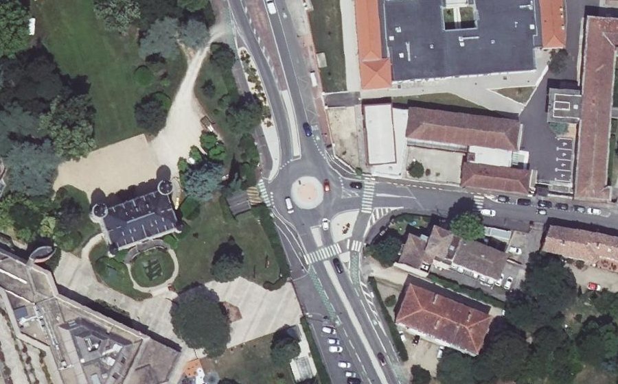 Vue aérienne du Rond-point anonyme n°1085105054