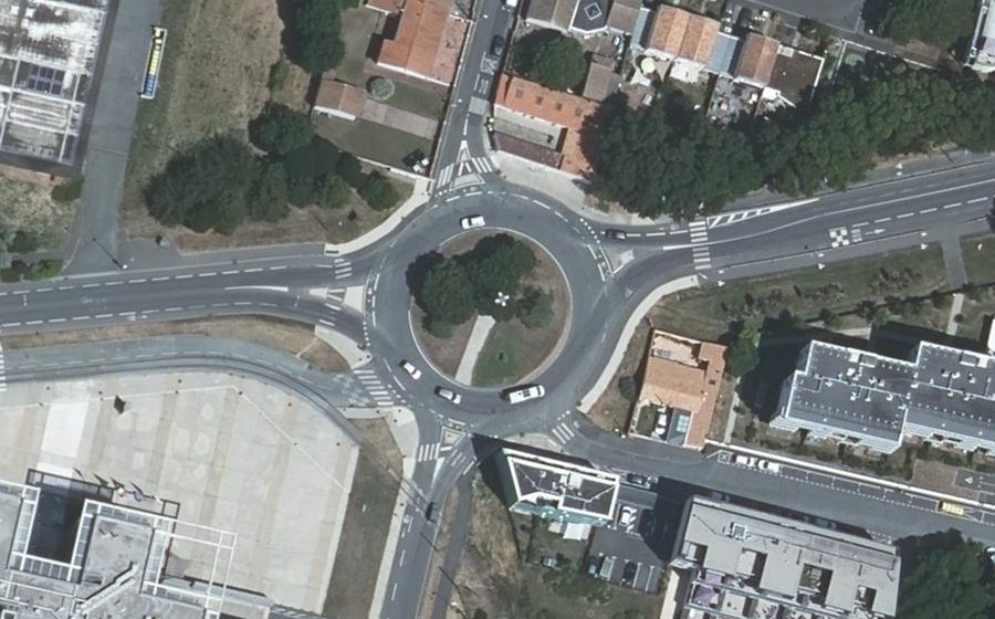 Vue aérienne du Rond-point anonyme n°1085218414