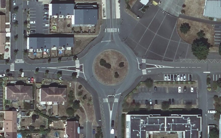 Vue aérienne du Rond-point anonyme n°108525495