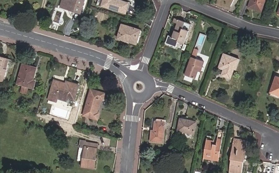 Vue aérienne du Rond-point anonyme n°1085437793