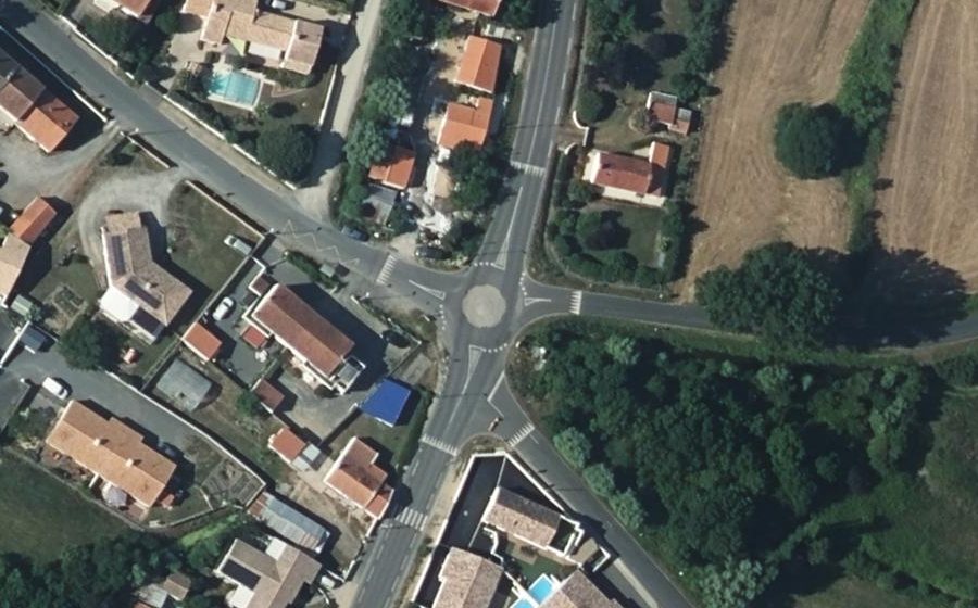 Vue aérienne du Rond-point anonyme n°1085645580