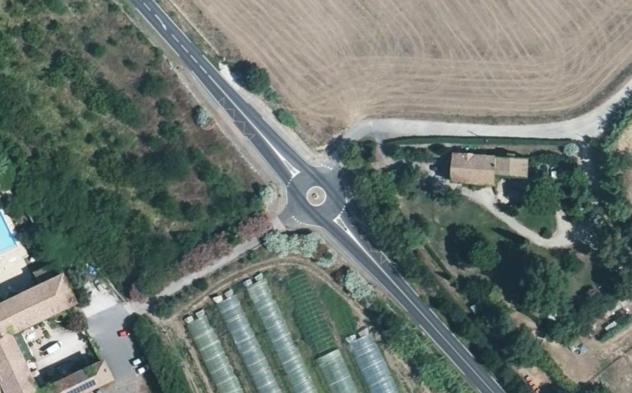 Vue aérienne du Rond-point anonyme n°1085995148