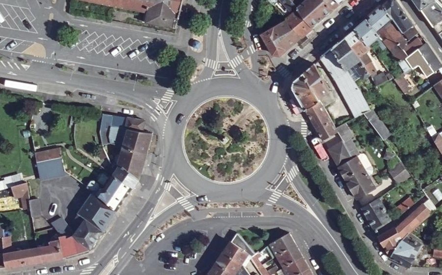 Vue aérienne du Rond-point anonyme n°1086337730
