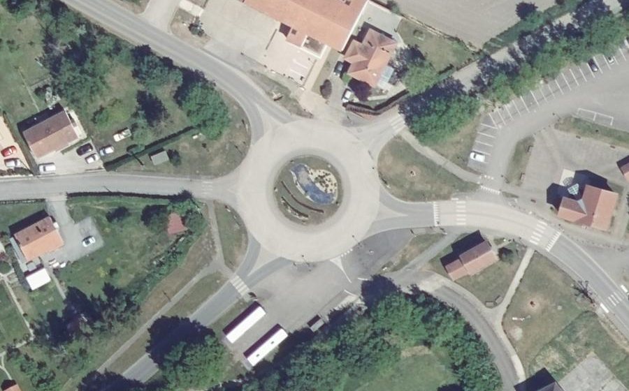 Vue aérienne du Rond-point anonyme n°108637359