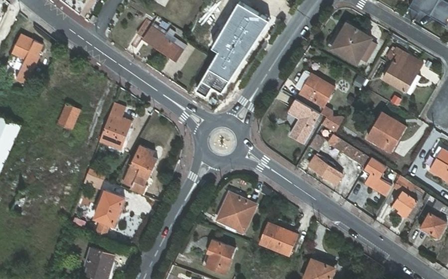 Vue aérienne du Rond-point anonyme n°108639776
