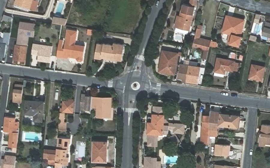 Vue aérienne du Rond-point anonyme n°108639778