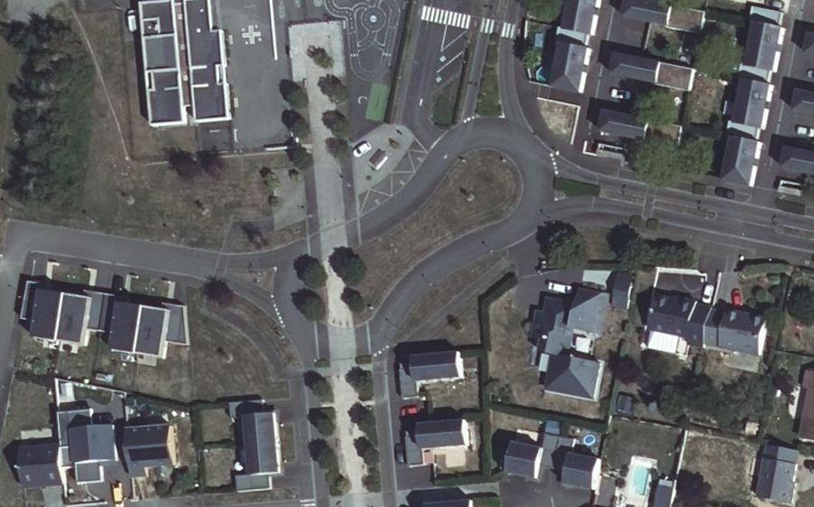Vue aérienne du Rond-point anonyme n°108654421