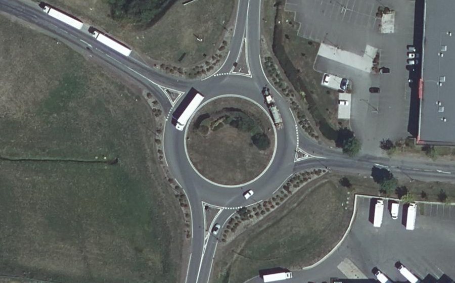 Vue aérienne du Rond-point anonyme n°108657909