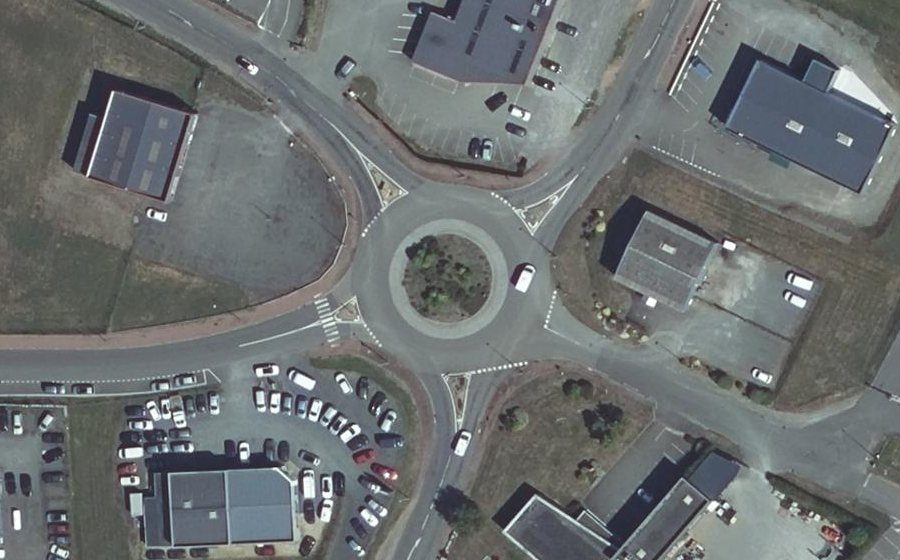 Vue aérienne du Rond-point anonyme n°108657917