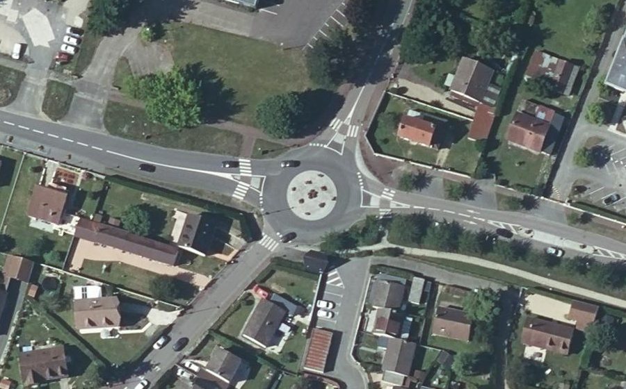 Vue aérienne du Rond-point anonyme n°108663042