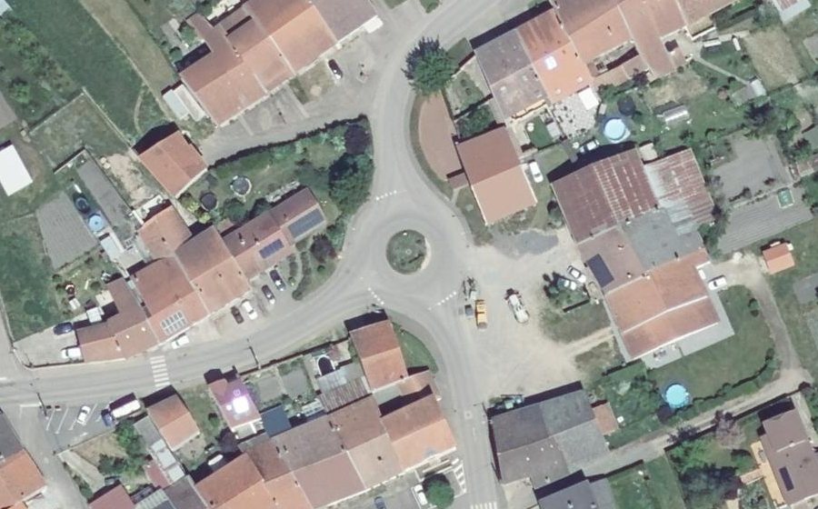 Vue aérienne du Rond-point anonyme n°108693764
