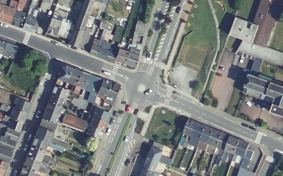 Vue aérienne du Rond-point anonyme n°1087068348