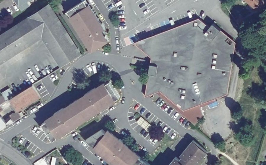 Vue aérienne du Rond-point anonyme n°1087370732