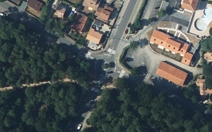 Vue aérienne du Rond-point anonyme n°1087704097