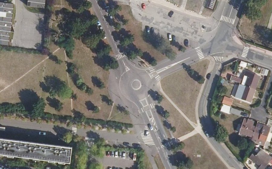 Vue aérienne du Rond-point anonyme n°1087786393