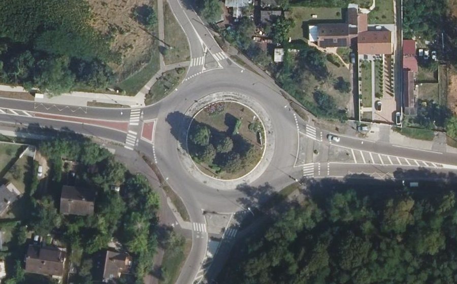 Vue aérienne du Rond-point anonyme n°1087786403