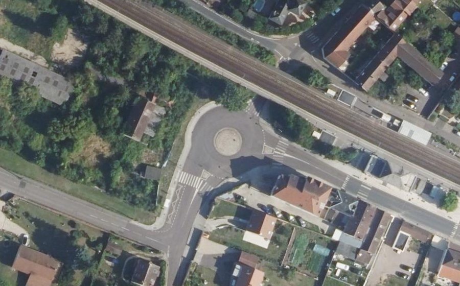 Vue aérienne du Rond-point anonyme n°1087786416
