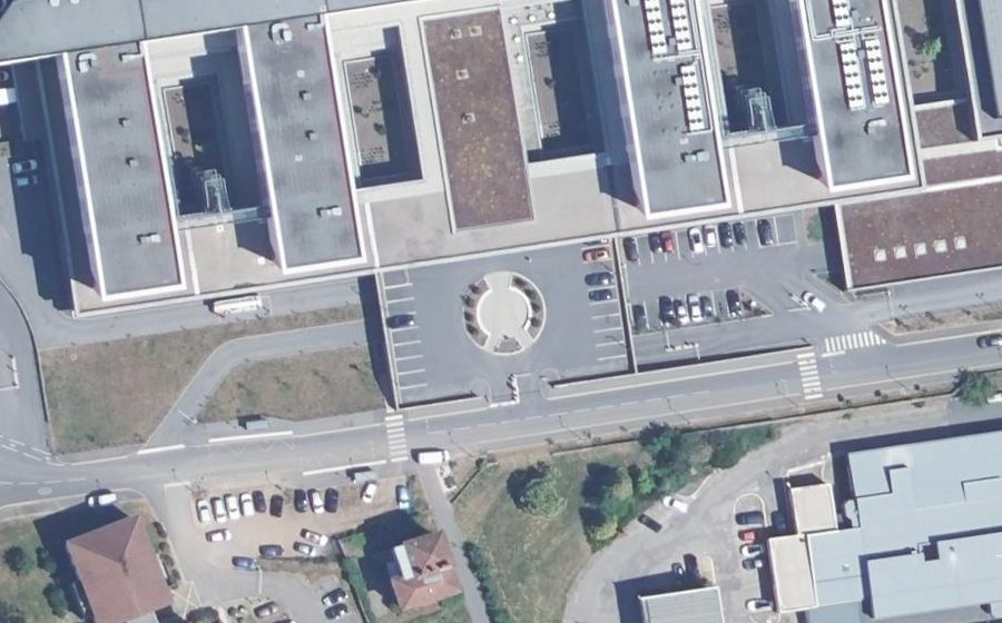 Vue aérienne du Rond-point anonyme n°1087833239