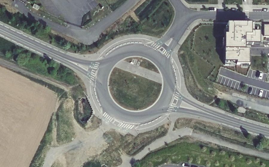 Vue aérienne du Rond-point anonyme n°1087834047