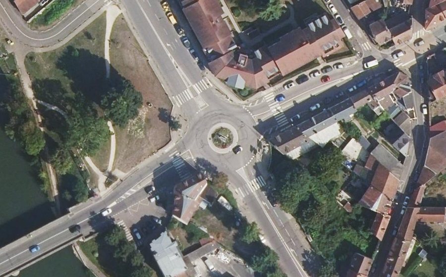 Vue aérienne du Rond-point anonyme n°1087933140