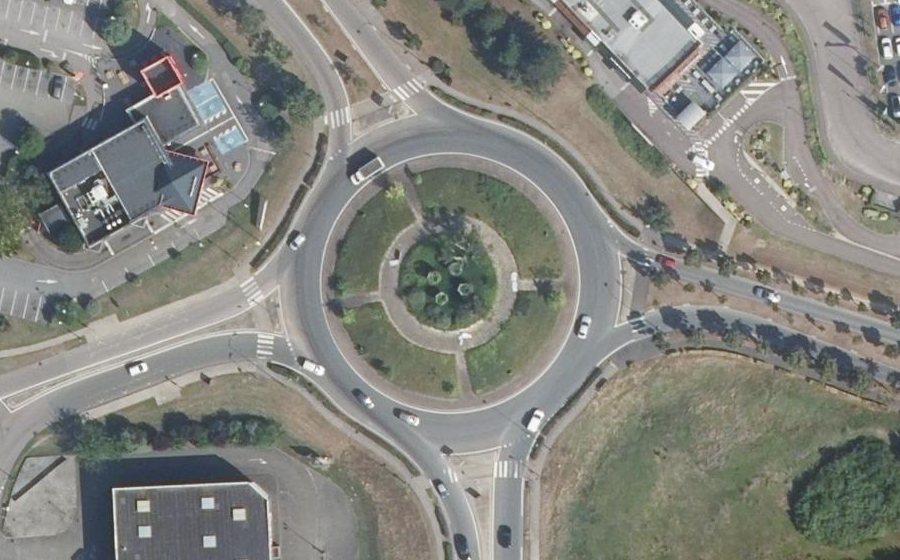 Vue aérienne du Rond-point anonyme n°1087995078