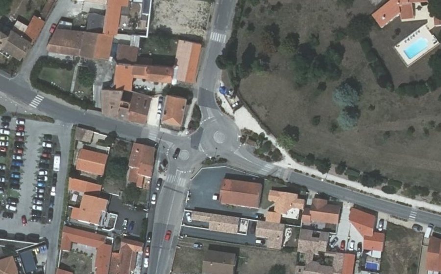 Vue aérienne du Rond-point anonyme n°1088021544