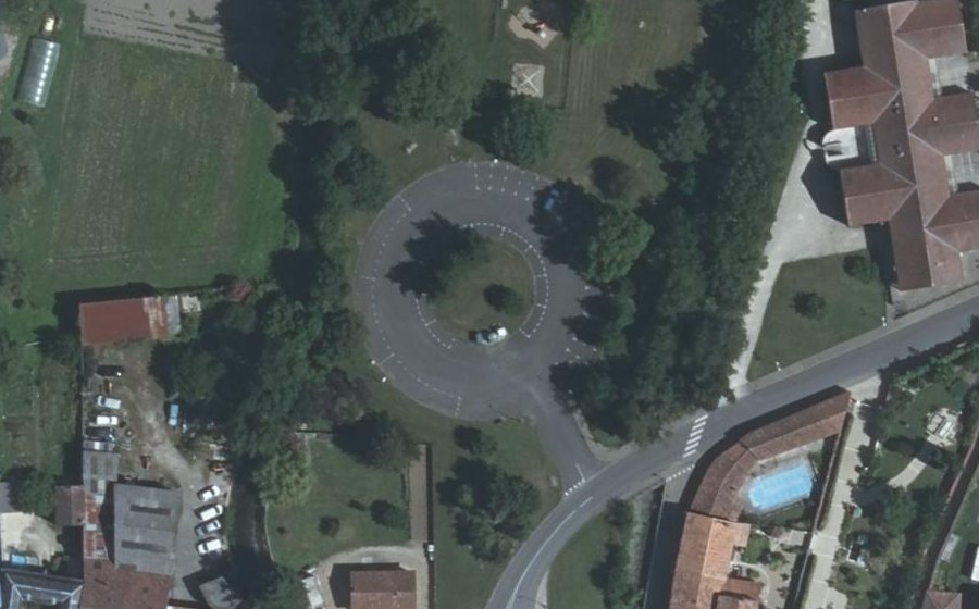 Vue aérienne du Rond-point anonyme n°108803933