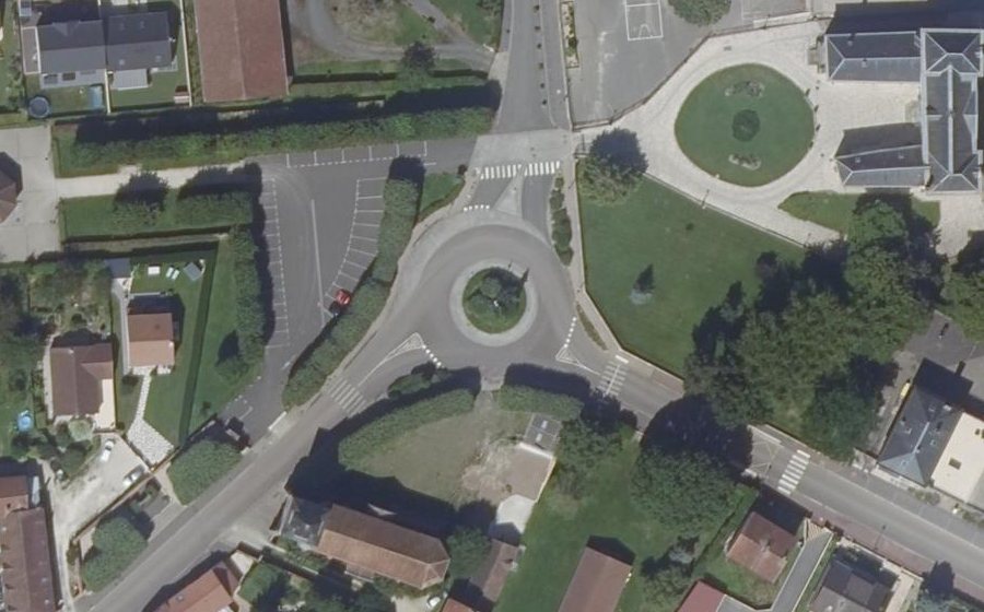 Vue aérienne du Rond-point anonyme n°108821428