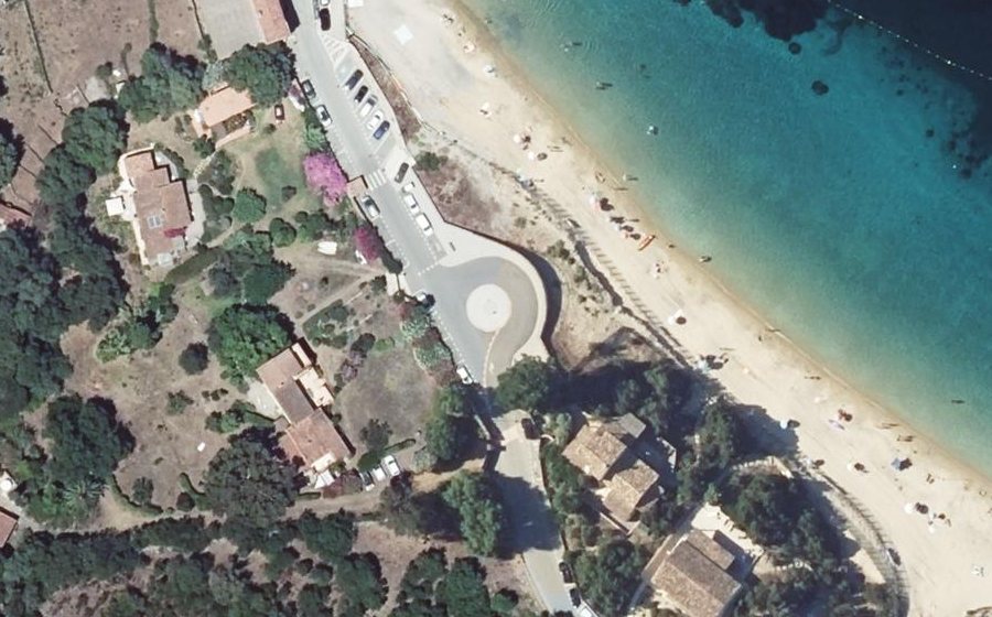 Vue aérienne du Rond-point anonyme n°1088279852
