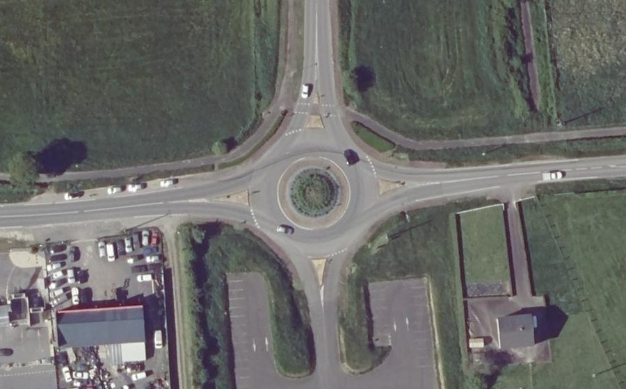 Vue aérienne du Rond-point anonyme n°108865769