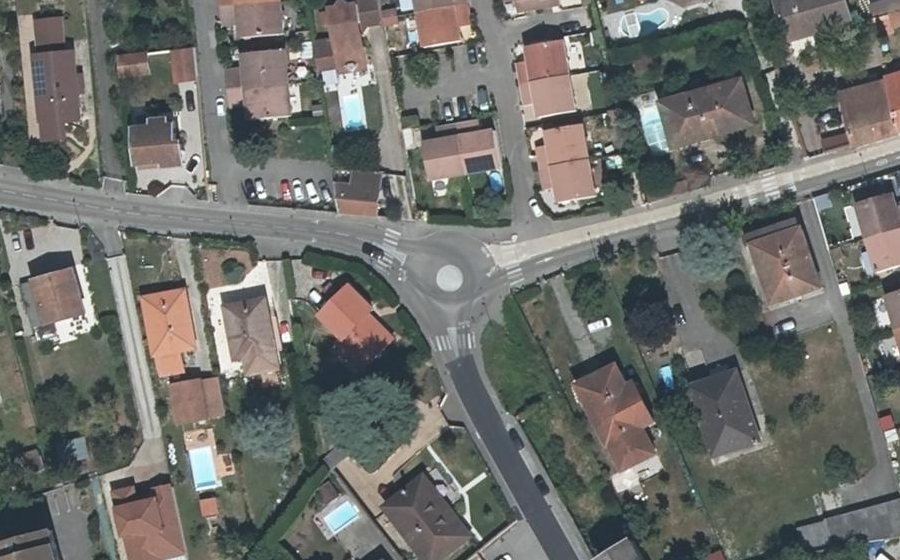 Vue aérienne du Rond-point anonyme n°1088837061