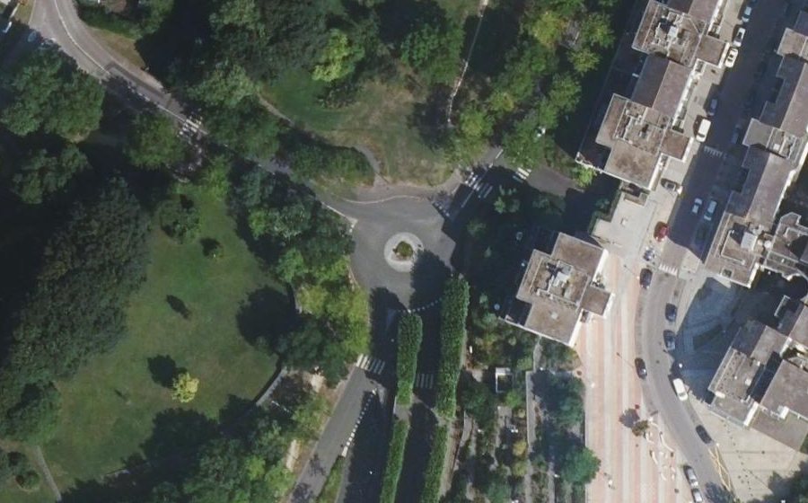 Vue aérienne du Rond-point anonyme n°1088933244