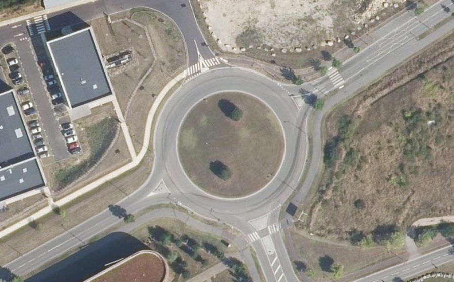 Vue aérienne du Rond-point anonyme n°1088933268