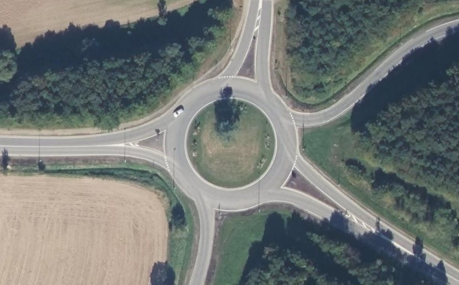 Vue aérienne du Rond-point anonyme n°108898131