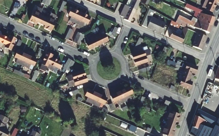 Vue aérienne du Rond-point anonyme n°1089635880
