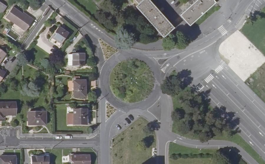 Vue aérienne du Rond-point anonyme n°108968120