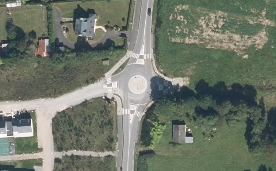 Vue aérienne du Rond-point anonyme n°1089681521