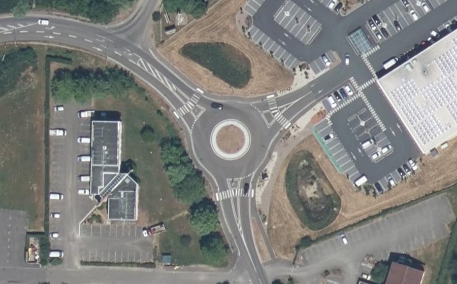 Vue aérienne du Rond-point anonyme n°1090798047