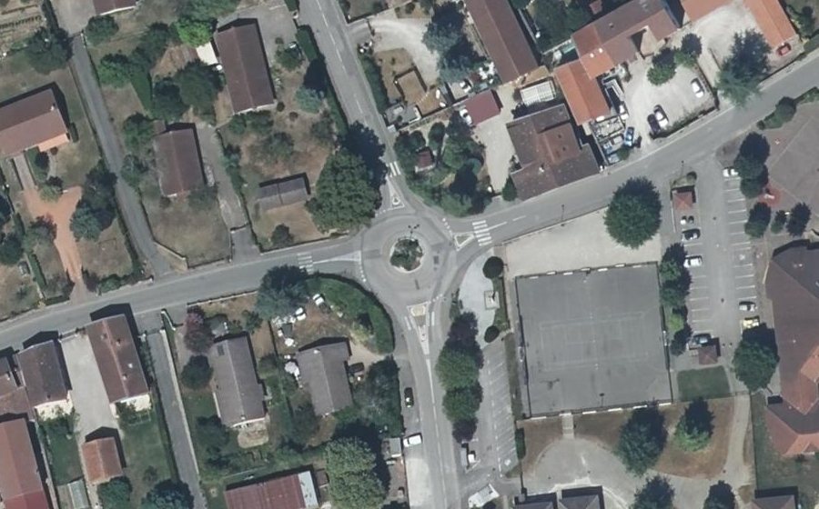 Vue aérienne du Rond-point anonyme n°1090832742