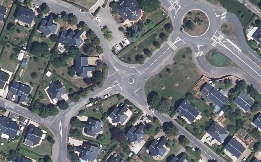 Vue aérienne du Rond-point anonyme n°1091350489