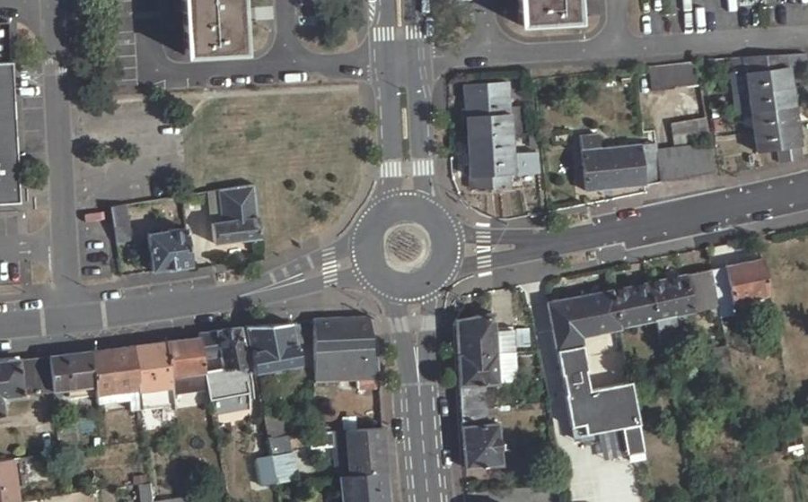 Vue aérienne du Rond-point anonyme n°109136749