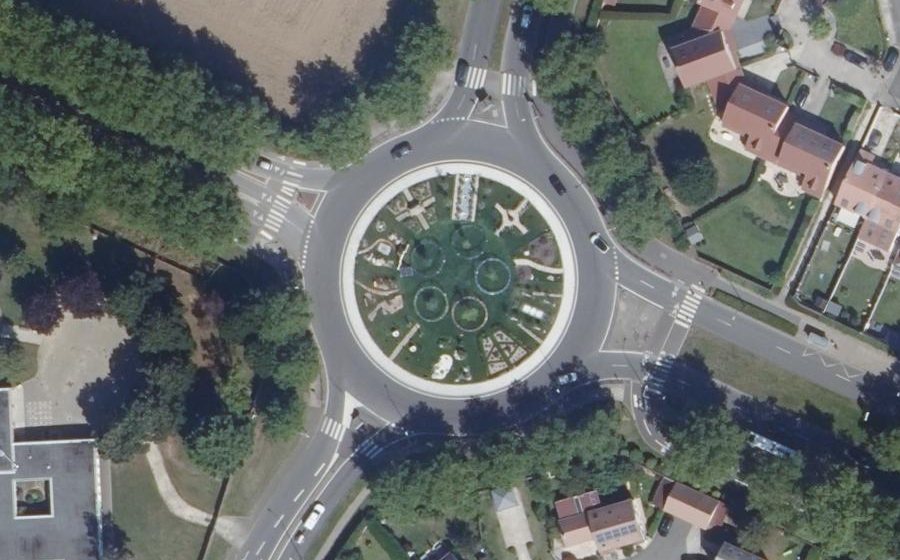 Vue aérienne du Rond-point anonyme n°109239639