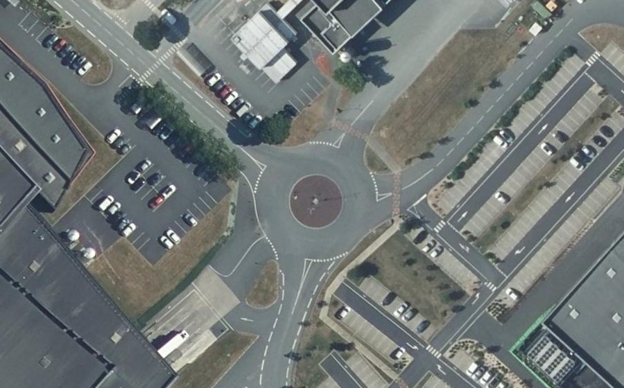 Vue aérienne du Rond-point anonyme n°1092592228