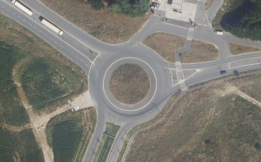 Vue aérienne du Rond-point anonyme n°1092605310